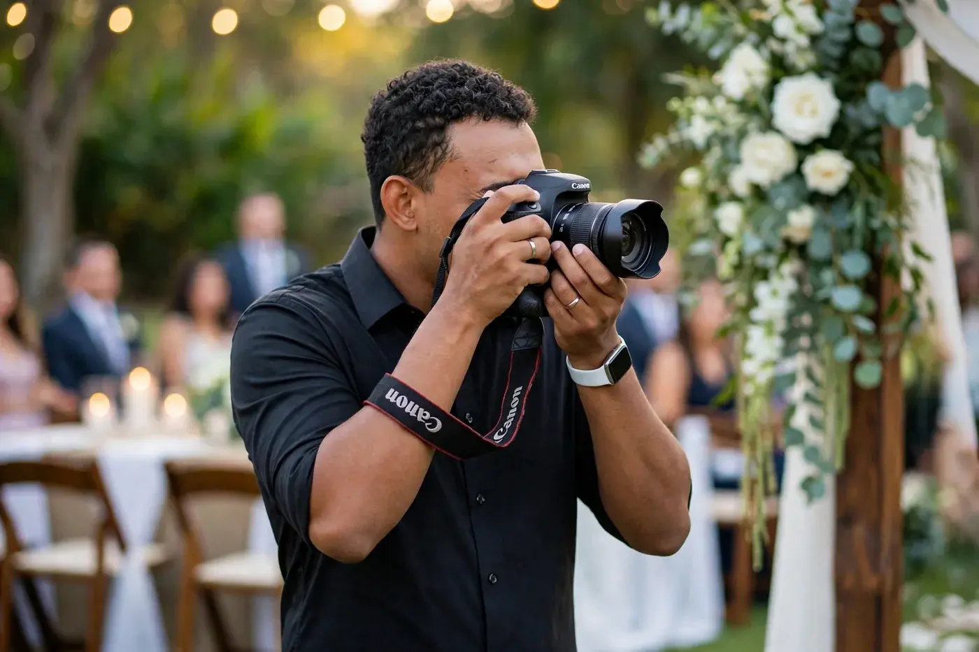 Caique fotografando no altar de casamento